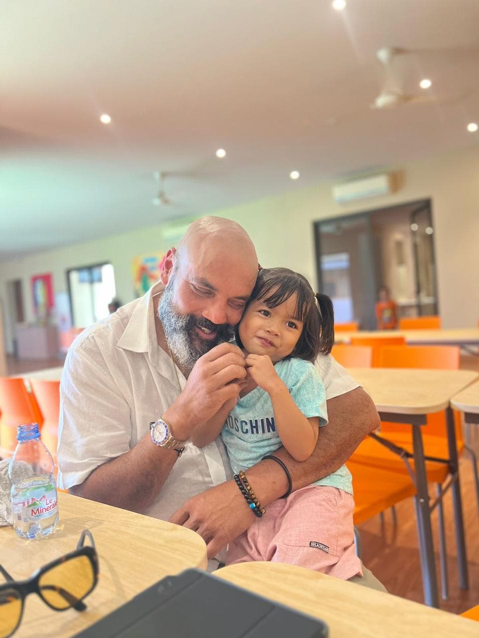 Gallery - Friendly moments with children during the India tour